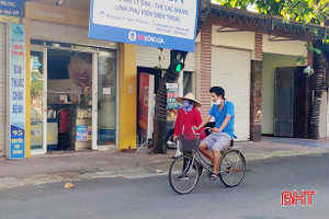 Chuyển trạng thái phòng dịch, một số người dân TP Hà Tĩnh chủ quan, lơ là