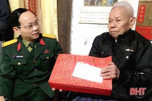 Bộ CHQS Hà Tĩnh tặng 33 suất quà cho gia đình chính sách