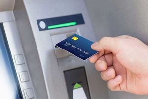NHNN chỉ đạo tạm dừng tăng phí rút tiền từ ATM