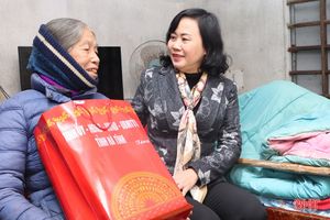 Trưởng ban Dân vận Tỉnh ủy tặng quà tết tại Cẩm Xuyên