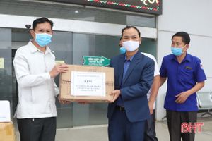 Vũ Quang trao tặng vật tư y tế trị giá 50 triệu đồng cho huyện Khăm Cợt