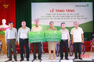 Vietcombank Hà Tĩnh trao tặng 350 triệu đồng cho công tác an sinh xã hội ở Lộc Hà