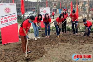 Nhân viên Prudential tình nguyện cải tạo Trường THCS Lam Hồng