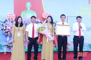 Trường THCS Lê Văn Thiêm đón nhận Huân chương Lao động hạng Nhất