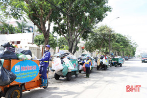 Thành phố Hà Tĩnh khẩn trương vệ sinh môi trường, thu gom rác thải trước khi bão số 8 đổ bộ