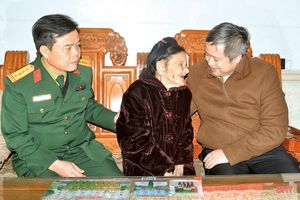 Chủ tịch UBND tỉnh Trần Tiến Hưng chúc tết Mẹ Việt Nam anh hùng, gia đình chính sách ở TX Hồng Lĩnh