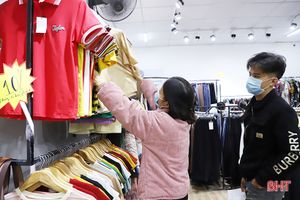 Các cửa hàng thời trang tại Hà Tĩnh đồng loạt xả hàng