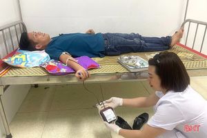 2 cán bộ y tế thị xã Hồng Lĩnh hiến máu cứu người