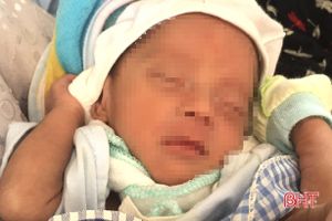 Hà Tĩnh: Bé trai sơ sinh bị bỏ rơi được chăm sóc tại trạm y tế xã
