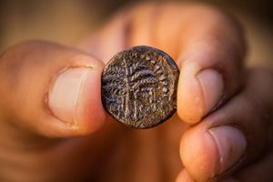 Israel phát hiện đồng tiền cổ bằng đồng 1.900 năm tuổi tại Jerusalem