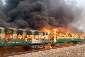 Cháy tàu hỏa ở Pakistan, ít nhất 62 người thiệt mạng