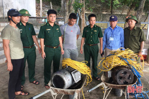 Bắt giữ 2 tàu giã cào dùng kích điện khai thác hải sản