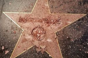 Ngôi sao của ông Trump trên Đại lộ Danh vọng bị đập phá tan tành