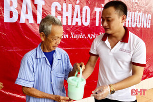 "Bát cháo tình thương" cho 150 bệnh nhân nghèo