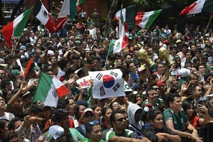 Cổ động viên Mexico vây kín sứ quán Hàn Quốc để ăn mừng