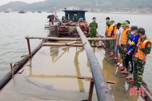 Khai thác cát trái phép trên vùng biển Hà Tĩnh bán cho các điểm tập kết