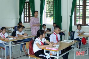 Học sinh vùng khó khăn Hà Tĩnh hăng say trong giờ học đầu tiên