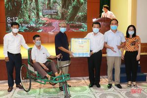 Lãnh đạo tỉnh Hà Tĩnh tặng quà các trung tâm điều dưỡng thương bệnh binh ở Nghệ An