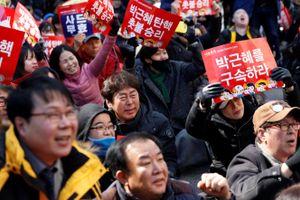 Người Hàn Quốc khóc, cười trước việc bà Park bị bãi nhiệm