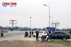 Nhức nhối xe “dù” đón trả khách sai quy định tại ngã tư Thạch Long