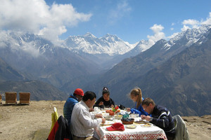 Bữa sáng xa xỉ trên đỉnh Everest cho khách nhà giàu