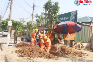 Đào hố trồng cây gây mất điện diện rộng