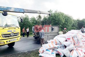 Xe tải chở gần 3 tấn thức ăn gia súc lật giữa QL 12C ở Hà Tĩnh