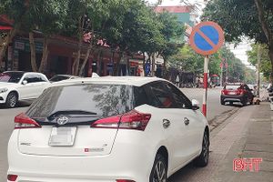 Dừng, đỗ xe sai quy định - “chuyện thường ngày” trên đường phố Hà Tĩnh