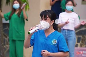 Nữ điều dưỡng người Hà Tĩnh hát động viên F0 trong bệnh viện dã chiến ở TP Hồ Chí Minh