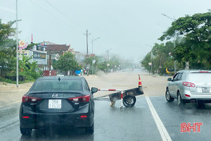 Mưa lớn gây ngập một số tuyến đường, nhà dân tại TX Kỳ Anh