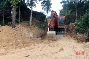 Yêu cầu làm rõ trách nhiệm việc doanh nghiệp “bắt tay” hộ dân khai thác đất đồi trái phép