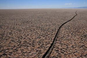 Hồ lớn thứ hai ở Bolivia cạn trơ đáy, ngư dân bản địa chật vật mưu sinh