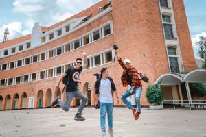 Video "Nhảy khắp Đà Lạt" hút dân mạng của 3 hotboy Kiến trúc
