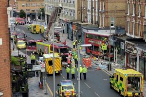 Xe buýt đâm sâu vào nhà cao tầng ở London khiến nhiều người bị thương