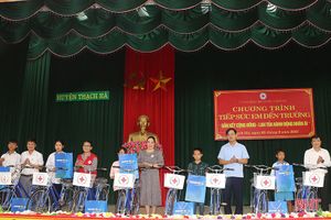 “Tiếp sức em tới trường”, trao 10 xe đạp và 23 suất quà cho học sinh nghèo tại Thạch Hà