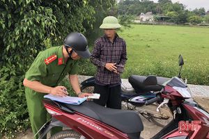 Công an Can Lộc xử phạt 145 trường hợp không đeo khẩu trang nơi công cộng