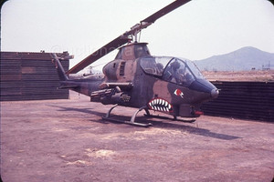 Trực thăng AH-1 Cobra cơ động di tản nhanh