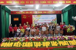 Hội đồng hương xứ Nghệ tại Hải Phòng tặng quà cho học sinh nghèo Hà Tĩnh