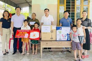 Cẩm Xuyên, Thạch Hà trao gần 1.300 suất quà cho trẻ em nhân Ngày Quốc tế thiếu nhi