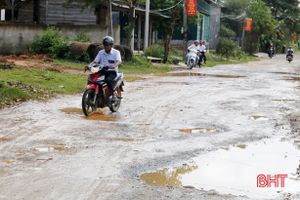 Huyện lộ chi chít "ổ voi", người tham gia giao thông khốn khổ