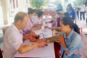 Hơn 1.000 người dân Kỳ Hà được khám bệnh, cấp thuốc miễn phí
