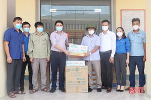 Công đoàn Văn phòng Tỉnh ủy trao quà hỗ trợ cho vùng dịch Thạch Long