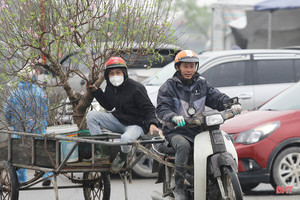 Người “chở tết về nhà” mưu sinh trong mưa rét