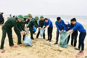 600 đoàn viên, chiến sĩ biên phòng ra quân làm sạch bãi biển Thiên Cầm