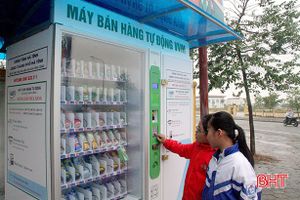 Người dân TP Hà Tĩnh thích thú với những chiếc máy bán hàng tự động