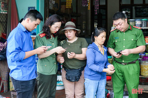 ĐVTN Hà Tĩnh “gác" lễ hỗ trợ người dân cài đặt định danh điện tử