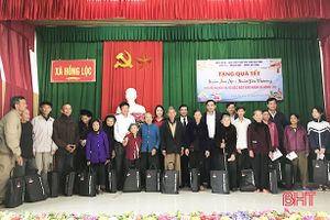 Lãnh đạo tỉnh Hà Tĩnh tặng quà tết cho hộ nghèo, đối tượng chính sách ở Lộc Hà, Kỳ Anh