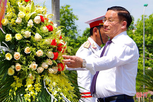 Đoàn đại biểu Đại hội Đảng bộ Quân sự Hà Tĩnh dâng hương báo công tại Khu lưu niệm Bác Hồ