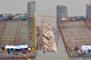 Hàn Quốc trục vớt phà Sewol tìm 9 thi thể mắc kẹt