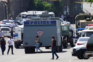 Thế giới ngày qua: Tấn công đồn cảnh sát, bắt con tin tại thủ đô Armenia